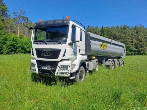 Vezame juodzemi, zvyra, smeli, skalda augalini sluoksni. Kasame tvenkinius. Tralo nuoma